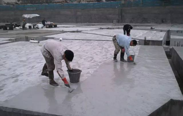 為何防水涂料減少8道工序？因?yàn)榉浪苛舷輨? title=