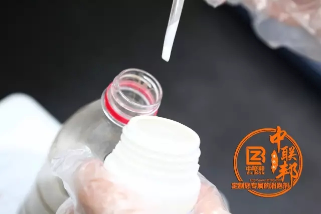 李工正在滴加消泡劑 李工正在滴加消泡劑